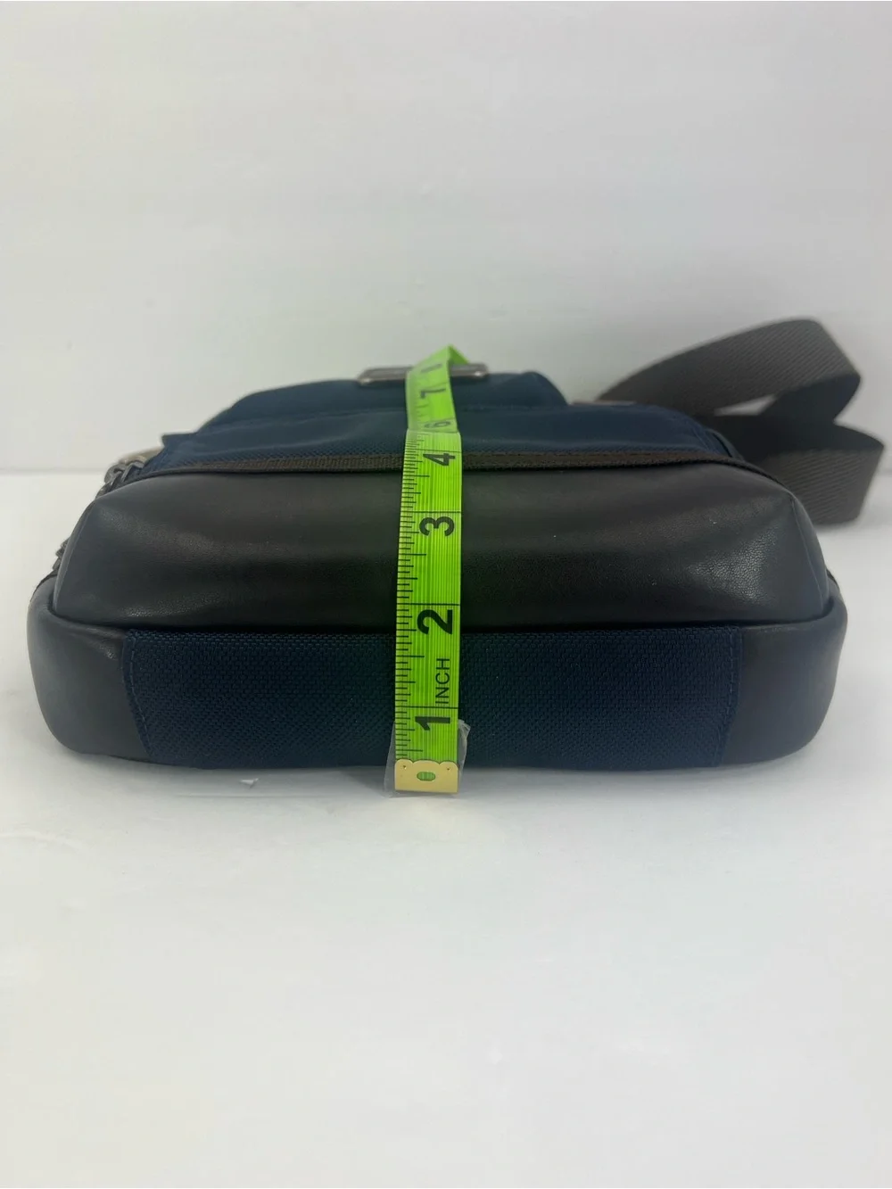 TUMI MESSENGER BAG CROSSBODY NYLON & LEATHER TRAVEL BAG NAVY/BROWN LOTS STORAGE